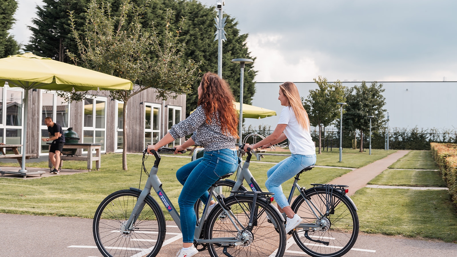 Bewoners van KaFra Oostrum fietsen het terrein op
