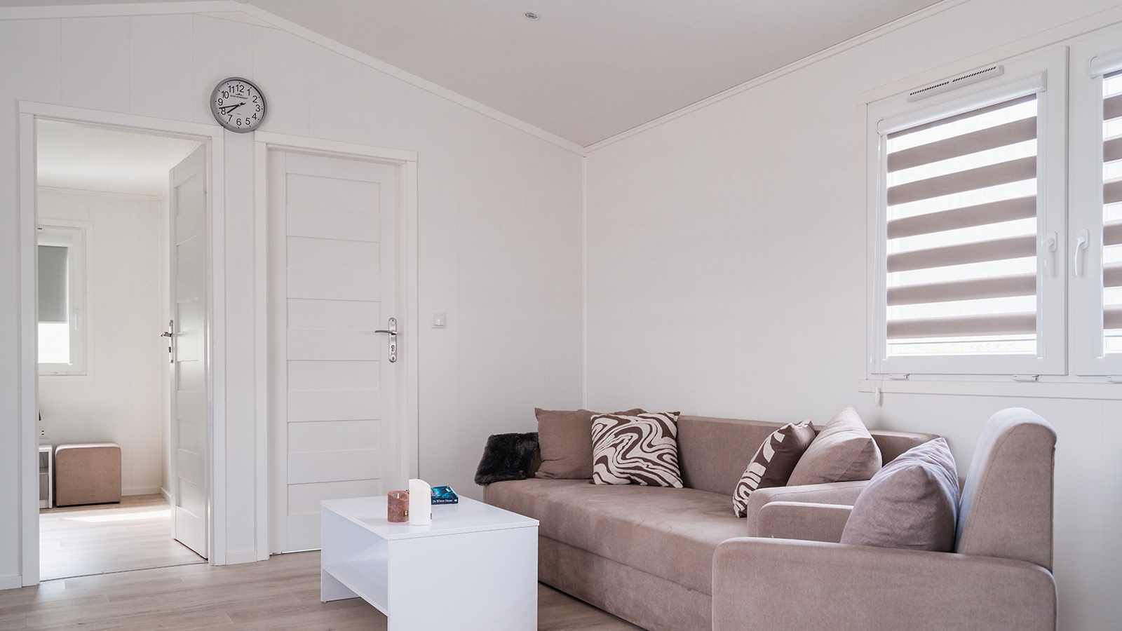 Volledig gemeubileerde woonkamer in een Flexwoning bij locatie KaFra Oostrum
