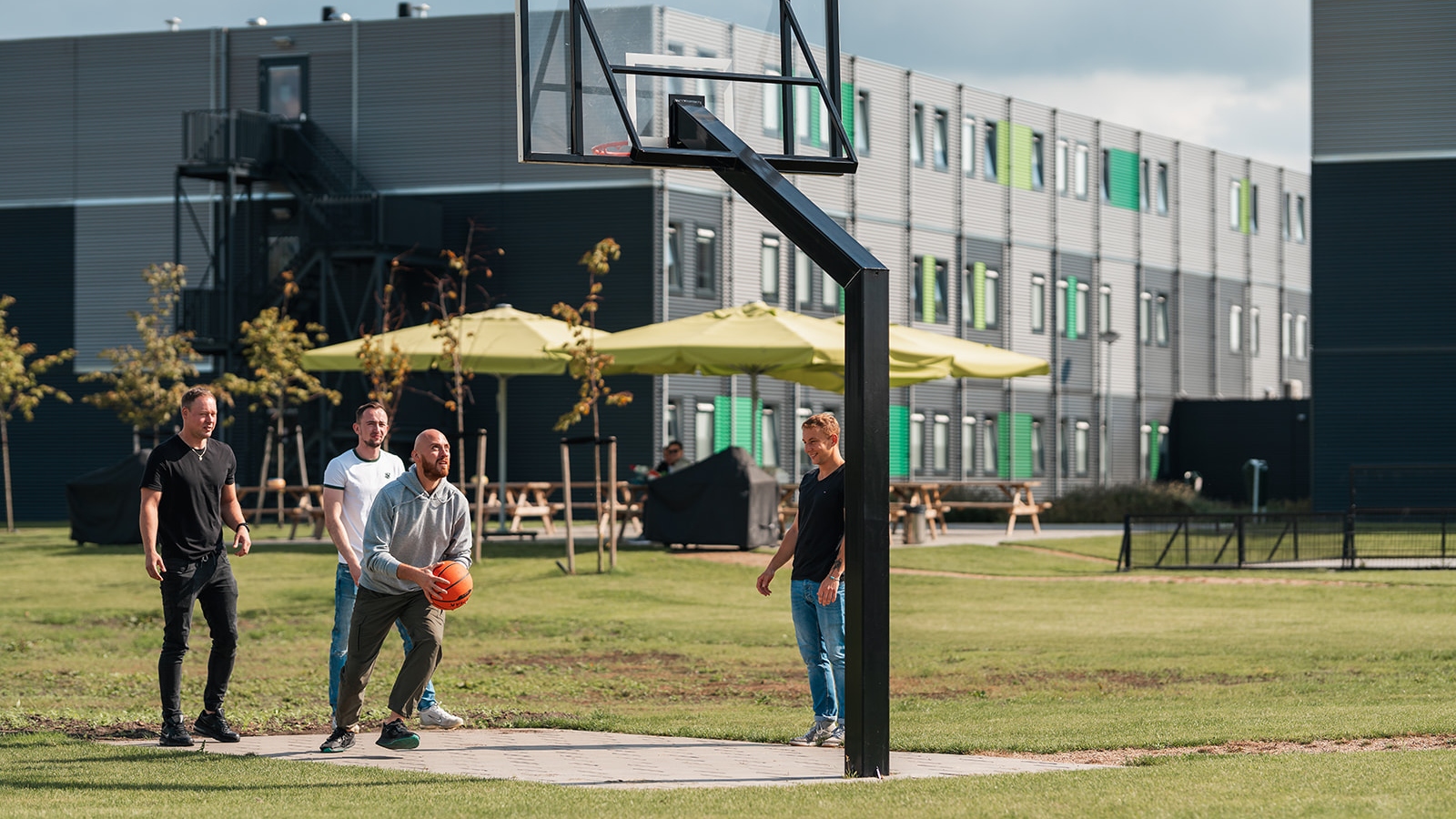 Bewoners van de Flex Accommodatie KaFra Tilburg spelen een potje basketbal