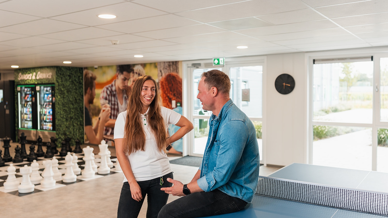 Welfare Officer van locatie KaFra Tilburg in gesprek met een bewoner