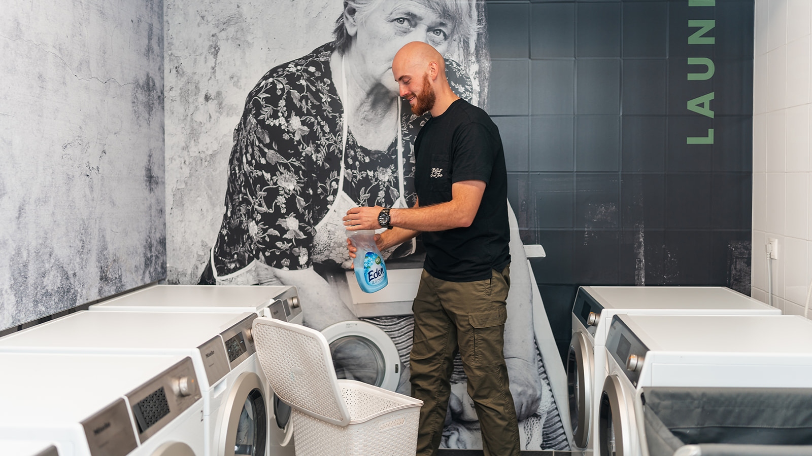 Bewoner doet de was in de wasserette van Flex Accommodatie KaFra Tilburg