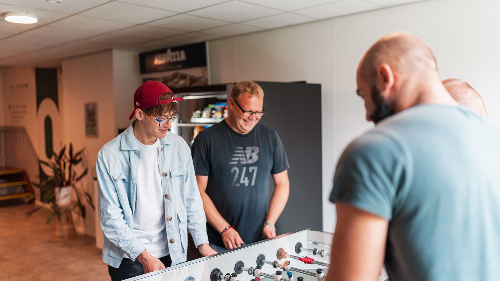 Bewoners van de KaFra Tower in Venray spelen tafelvoetbal in de gemeenschappelijke ruimte