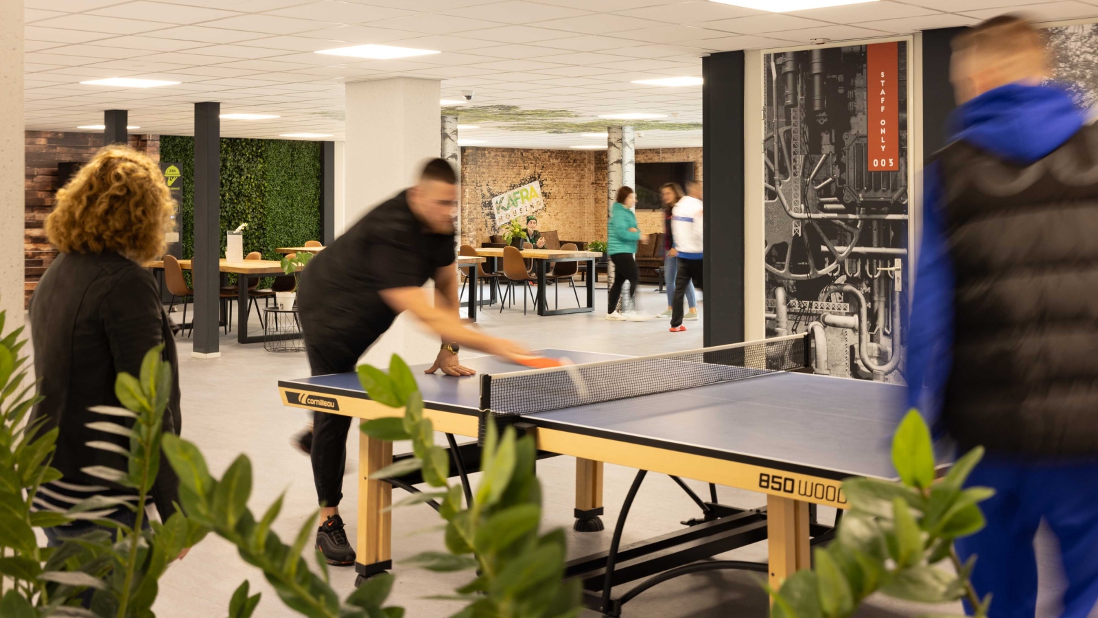 Bewoners van de Flex Accommodatie op locatie KaFra Waalwijk spelen tafeltennis