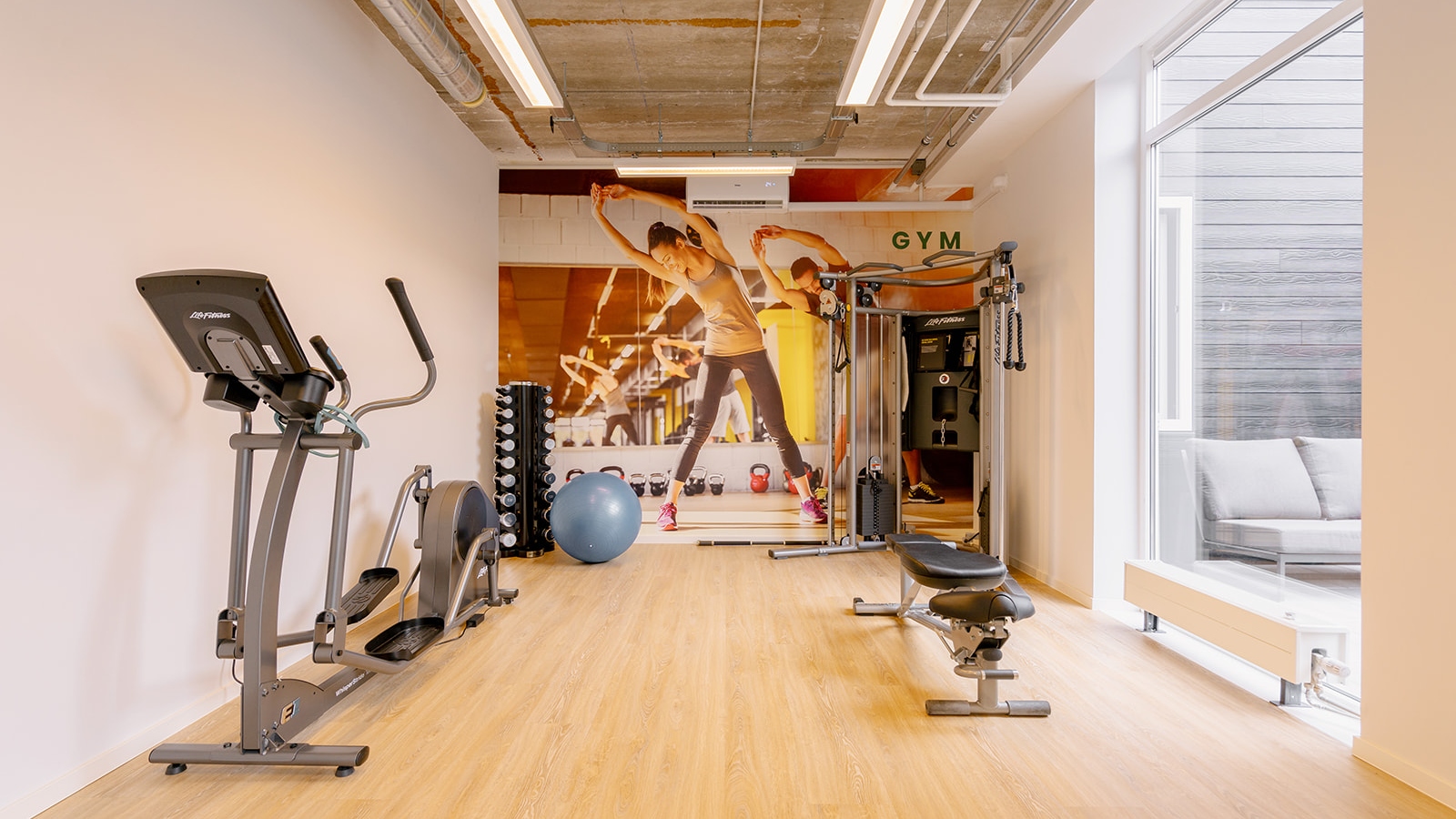 Fitnessruimte in een door KaFra Housing getransformeerd pand