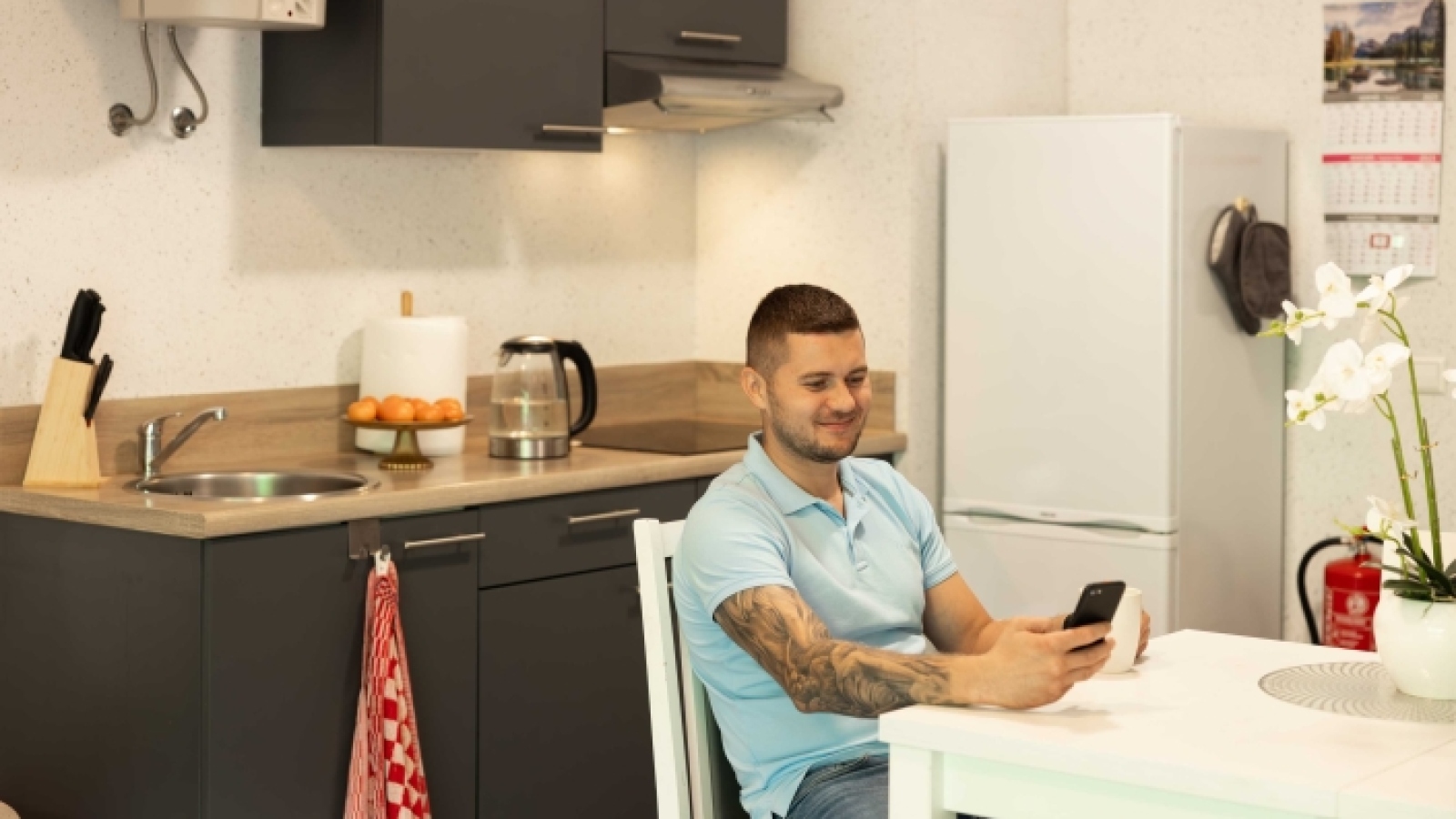 KaFra bewoner ontspant in de keuken van zijn appartement in de Flex Accommodatie