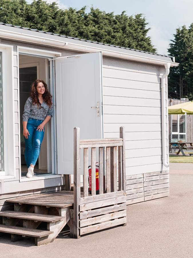 Bewoonster van KaFra Oostrum in de deuropening van haar Flexwoning