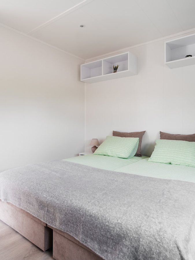 Volledig gemeubileerde tweepersoonskamer in een Flexwoning bij locatie KaFra Oostrum