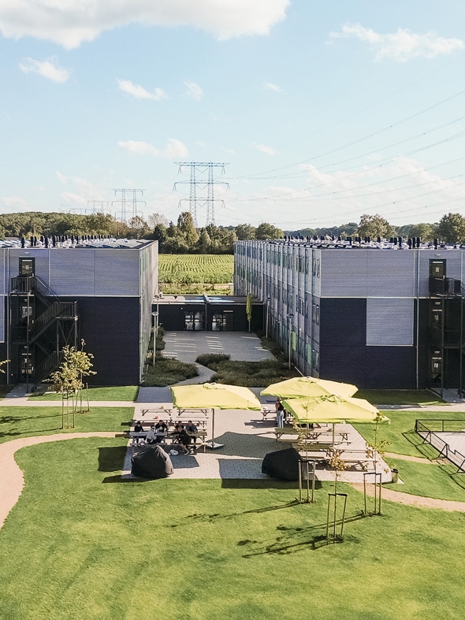 Luchtfoto van de Flex Accommodatie KaFra TIlburg met buitenfaciliteiten