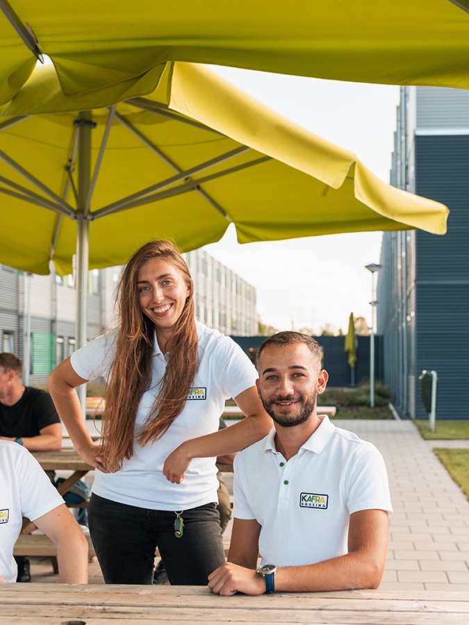 Welfare Officers van locatie KaFra Tilburg poseren op het terras