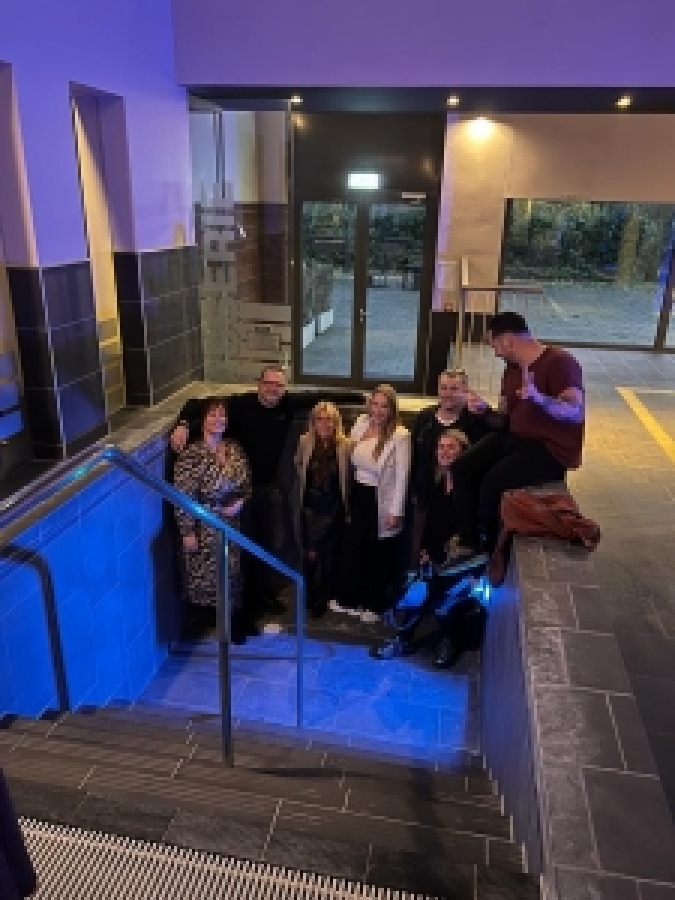 Vaste spa-bezoekers poseren in het lege koude bad voordat KaFra het wellnesscentrum transformeert