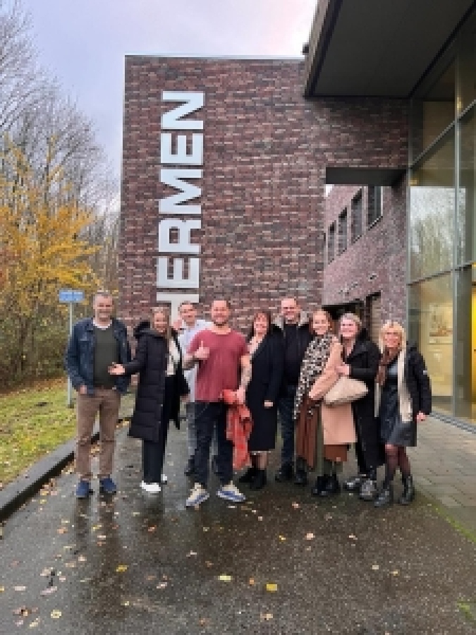 Op de foto voor het voormalige Wellnesscentrum Amrath Thermen Born