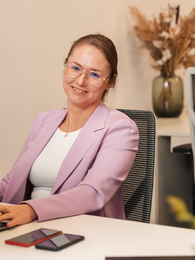 KaFra medewerker achter haar bureau