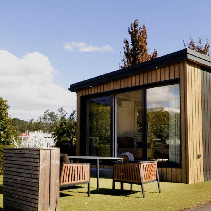 Flexwoning 3.0 van KaFra met tuinset en grote schuifpui