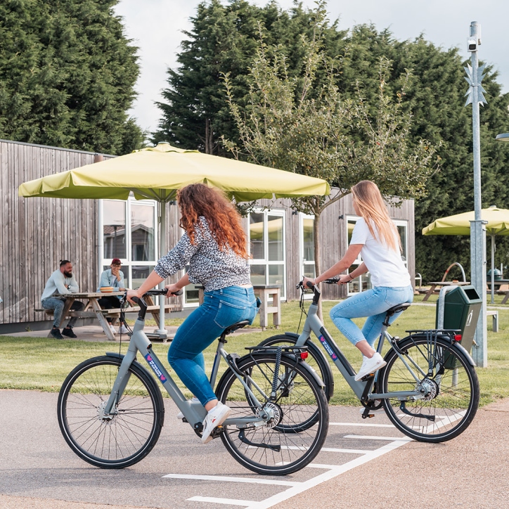 Arbeidsmigranten komen fietsend thuis bij KaFra Oostrum