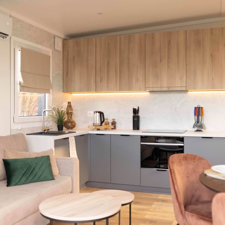 Zicht vanuit vanuit de ruimte leefruimte op moderne keuken in de Flexwoning