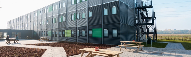 Buitenkant en binnenplaats van de Flex Accommodatie op locaite KaFra Tilburg