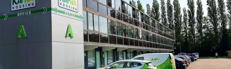 Buitenkant van hotel dat KaFra Housing transformeerde tot huisvestingslocatie